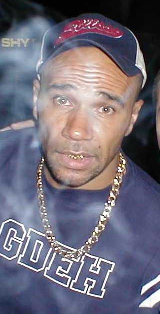 Goldie с золотым зубным украшением