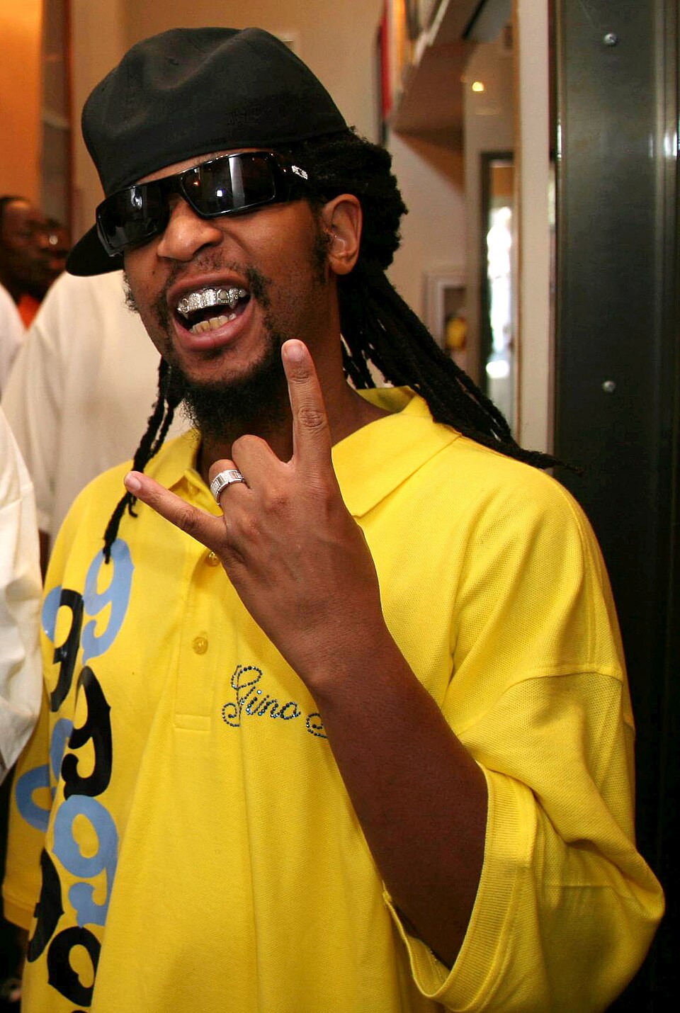 Lil Jon улыбается с гриллзами на верхних зубах