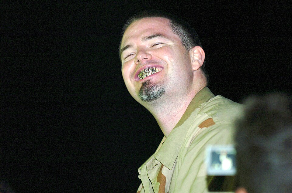 Paul Wall показывает платиновый и бриллиантовый grill